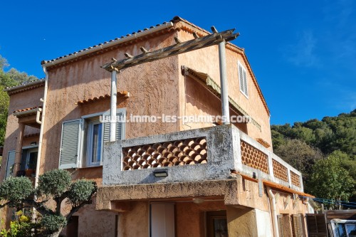 Independent villa located in menton in an area close to all amenities with sea view